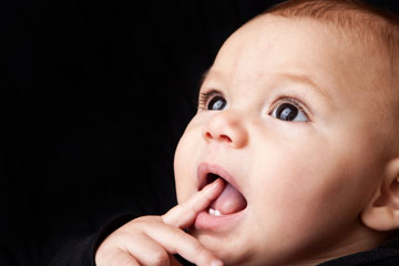 چگونه به کودکی که دندان در می آورد کمک کنیم؟